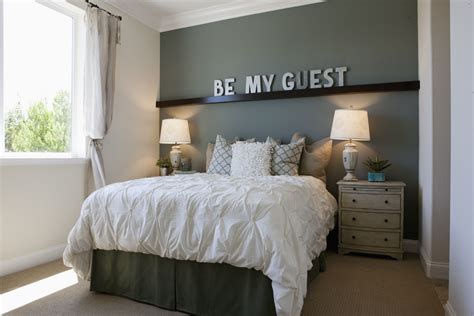 GUEST ROOM .